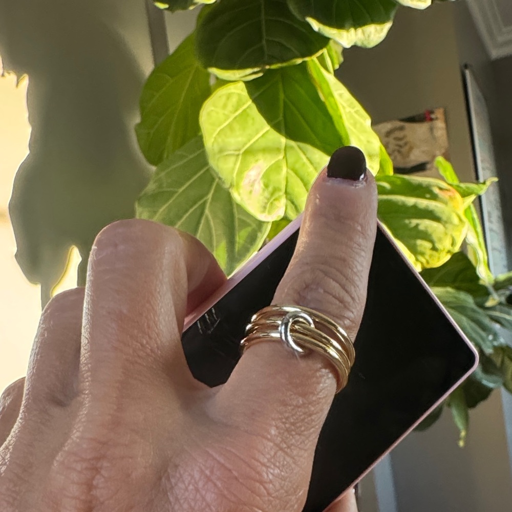 Elegant Gold Knot Ring